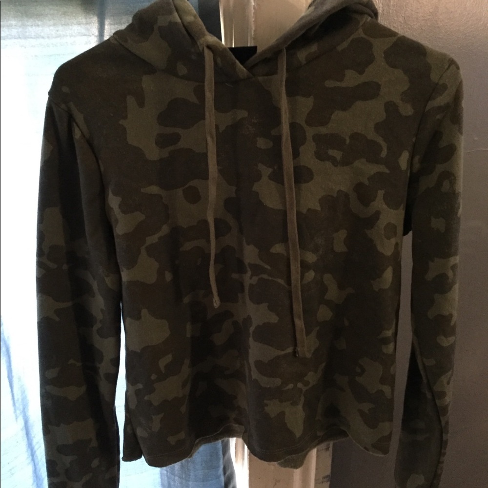 Camo cropped hoodie size xsmall fits like medium